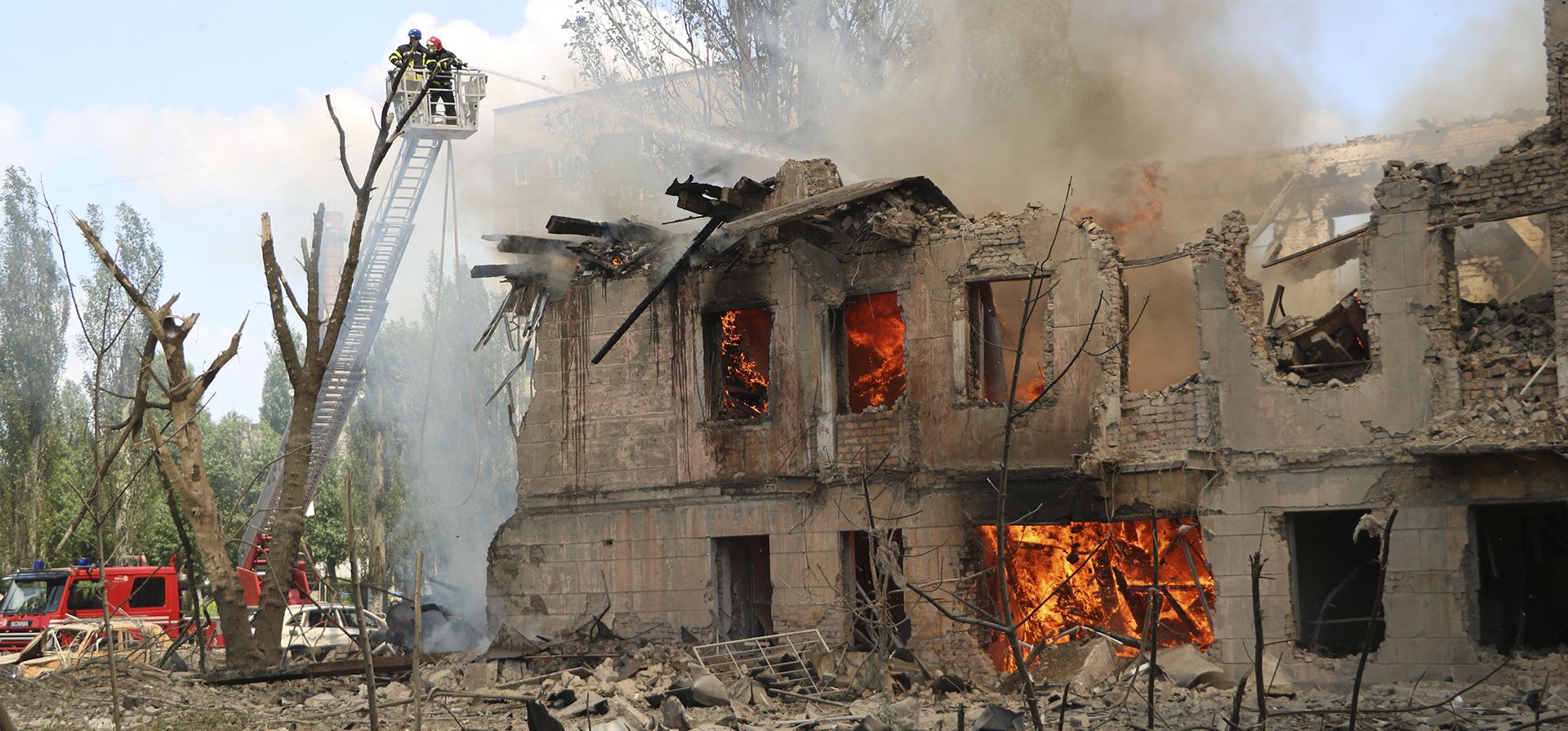 Un hospital sucumbe ante las llamas luego de un ataque ruso en Dnipro, Ucrania, el viernes 26 de mayo de 2023. (Foto AP/Policía Nacional de Ucrania) Un hospital sucumbe ante las llamas luego de un ataque ruso en Dnipro, Ucrania, el viernes 26 de mayo de 2023. (Foto AP/Policía Nacional de Ucrania)