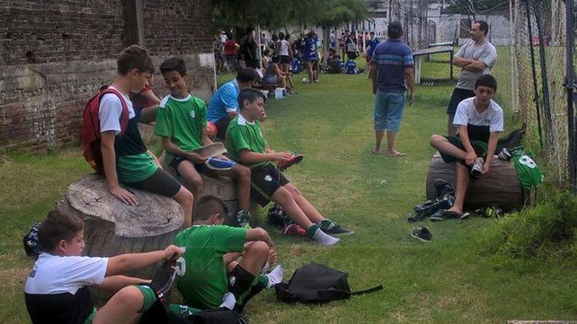 La Escuela Municipal preparándose para el partido de la jornada.