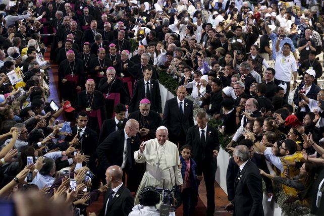 Carisma. Jorge Bergoglio es recibido por centenares de referentes sociales en la ciudad de Santa Cruz.