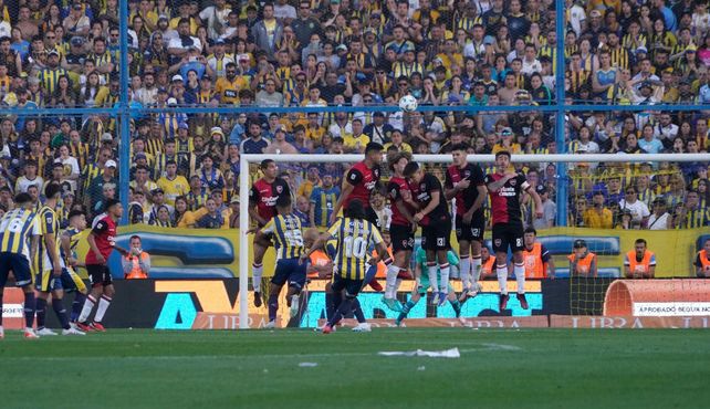 Malcorra y el gol de tiro libre en el clásico. Uno de los goles más festejados por el hincha de Central.