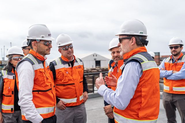 La delegaci&oacute;n santafesina en un puerto de Chile.