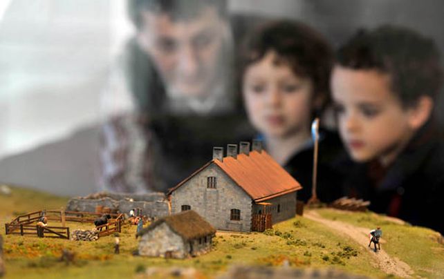 Trabajo. Una maqueta de las islas que integra la muestra.