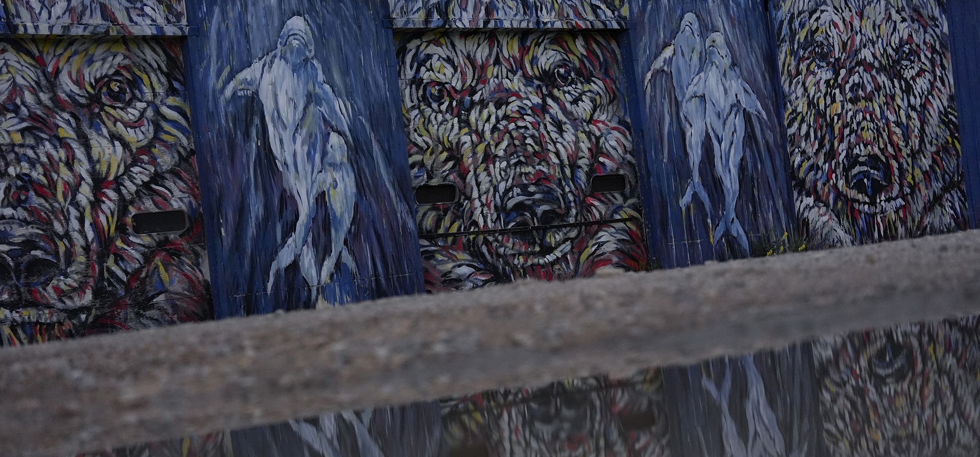 El agua refleja un mural que muestra osos polares y ballenas beluga, el lunes 5 de agosto de 2024, en Churchill, Manitoba. (Foto AP/Joshua A. Bickel) El agua refleja un mural que muestra osos polares y ballenas beluga, el lunes 5 de agosto de 2024, en Churchill, Manitoba. (Foto AP/Joshua A. Bickel)