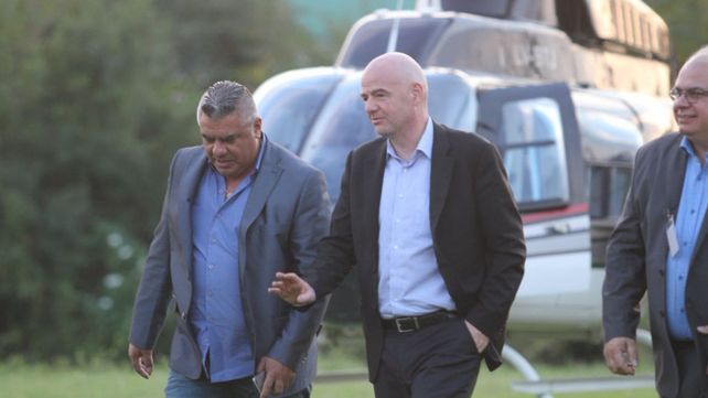 Gianni Infantino fue recibido por Chiqui Tapia en Buenos Aires