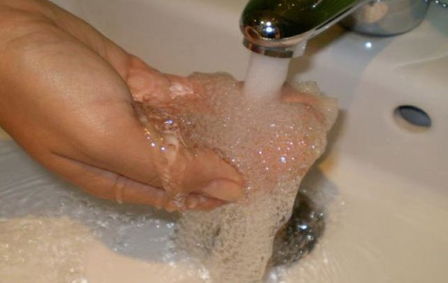 El presidente de la Cooperativa de Agua Potable dijo que desde Carlos Pellegrini se arrojan desechos que contaminan la represa.