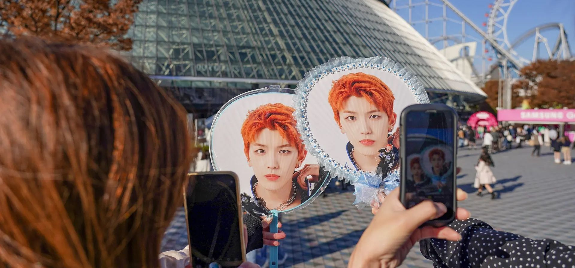 La gente toma fotos de los fanáticos de mano decorados con imágenes del miembro del INI Hiromu Takatsuka antes de la alfombra roja en los Mnet Asian Music Awards en el Tokyo Dome, Tokio, Japón. Fotografía: Toru Hanai/AP La gente toma fotos de los fanáticos de mano decorados con imágenes del miembro del INI Hiromu Takatsuka antes de la alfombra roja en los Mnet Asian Music Awards en el Tokyo Dome, Tokio, Japón. Fotografía: Toru Hanai/AP