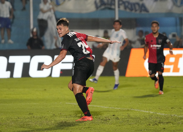 Mateo Silvettii festeja su segundo gol en Tucumán