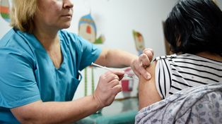 Iapos abrió las inscripción para que sus afiliados reciban la vacuna antigripal
