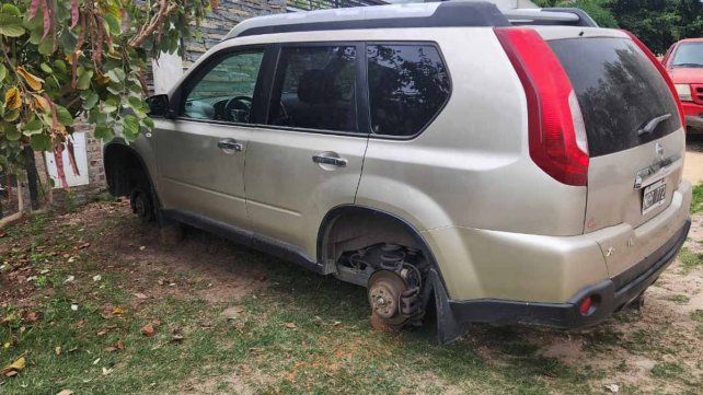 Este lunes una camioneta que estaba estacionada fuera de una vivienda del barrio Toma Nueva apareció sin sus cuatro cubiertas