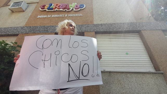 La abuela de uno de los chicos maltratados en el jardín también se hizo presente en la protesta frente al jardín maternal.