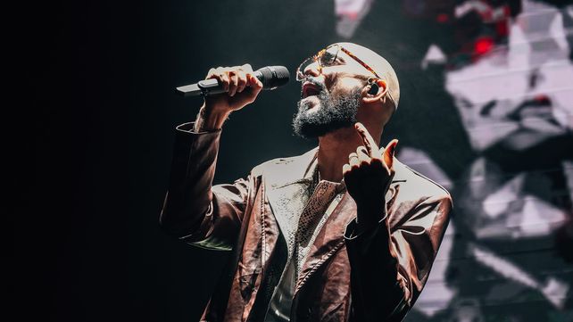 Abel Pintos deleitó a sus seguidores con un viaje musical en el Salón Metropolitano.&nbsp;