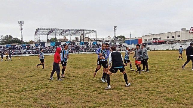 Los jugadores de Malvinas de La Paz festejan su gol