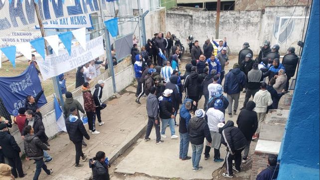 Incidentes en el ingreso de hinchas de Argentino en el José Martín Olaeta.