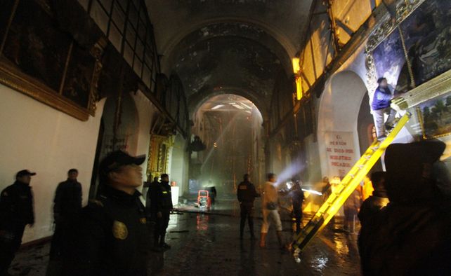 Penoso. Bomberos rescatan objetos sagrados del templo de Cusco.