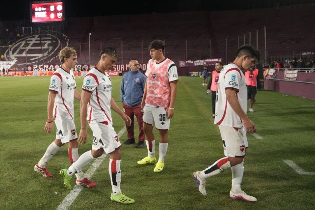 El peor momento. Los jugadores de Newell’s se retiran de La Fortaleza con impotencia y falta de respuestas.