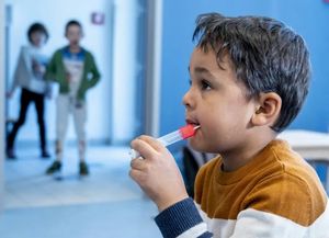 Prueban un test de coronavirus para niños y niñas con forma de chupetín