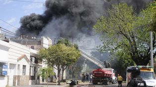 Tres horas de tensión por un gran incendio en barrio Fomento 9 de Julio
