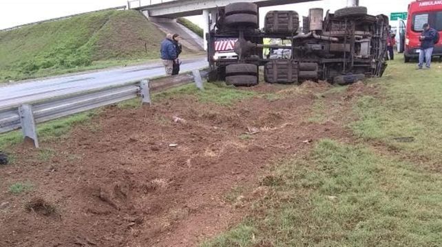 Un camión terminó volcado en el cantero central de la autopista a Santa Fe