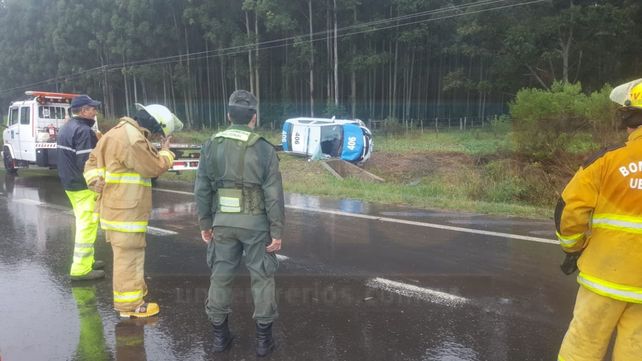 Por el mal estado de la autovía, un móvil policial volcó
