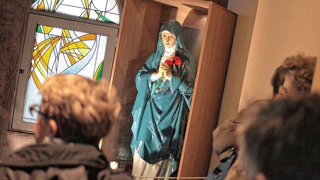 Incesante. Fue el peregrinar de fieles para ver la imagen de la Dolorosa y las lágrimas en su rostro.