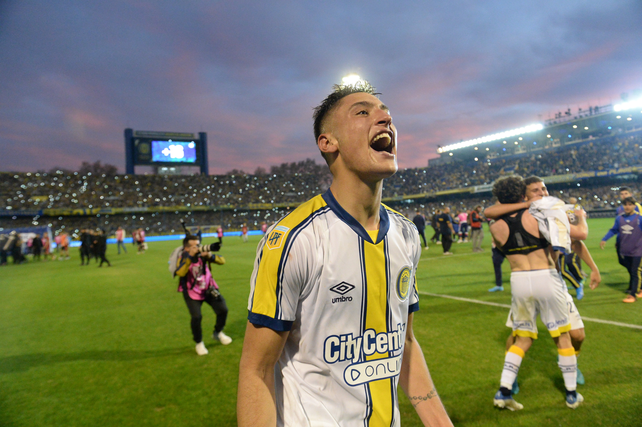 Con el alma. Alejo Veliz festeja el triunfo en el clásico