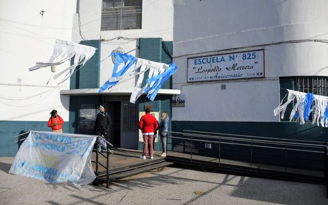 Los cables de energía eléctrica de la escuela 825 fueron cortados y la EPE trabajó para reparar el daño.