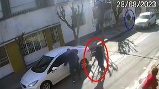 El momento en que uno de los ladrones intercepta a uno de los hermanos empresarios para robarle el botín. (Foto: captura de TV)