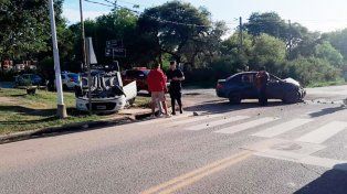 Un choque y posterior vuelco ocurrió a primera hora de la mañana de este domingo de Navidad, en la esquina de Miguel David y Caputto, en Paraná.