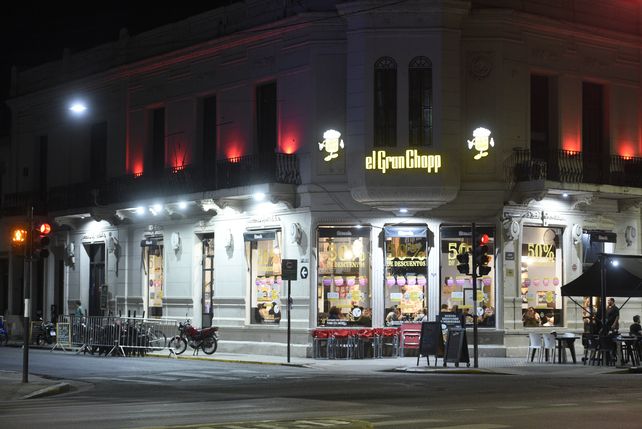 El Gran Chopp es uno de los bares de Pellegrini que tiene una ampliación de su vereda para tener más mesas y sillas en la calle.