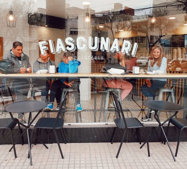 La heladería Fiascunari está ubicada en la esquina de Rioja y Pueyrredón.