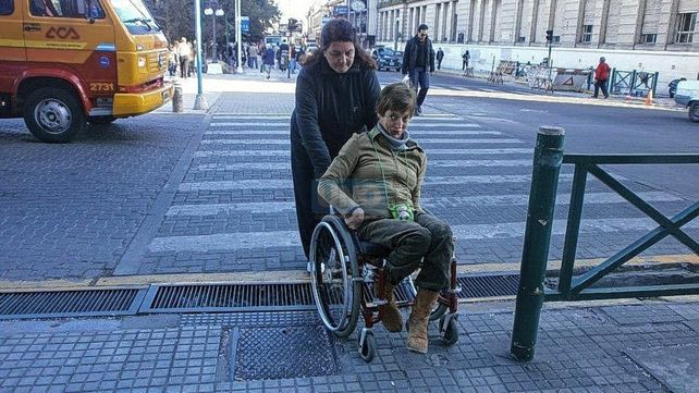Carla Zapletal recorre Paraná &nbsp;y muestra la falta de rampas