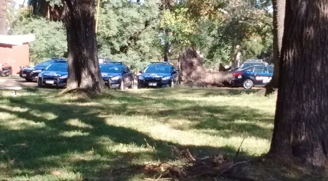 Patrulleros en el parque Garay (2)
