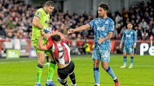 Dibu Martínez protagonizó una polémica con un jugador del Brentford.