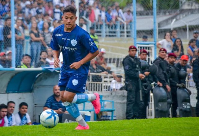 Detienen en pleno clásico a un futbolista acusado de abuso sexual
