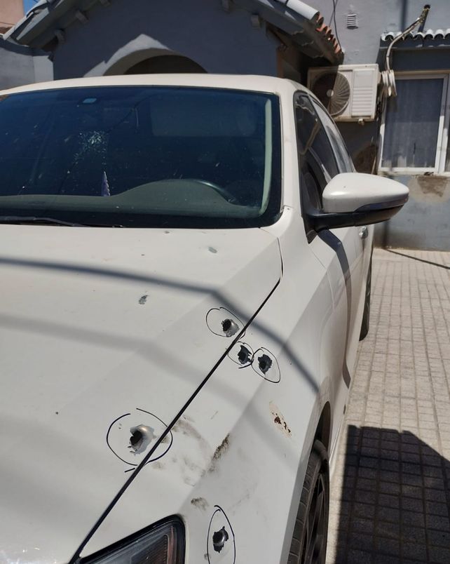 El VW Vento en el que circulaban las víctimas recibió media docena de impactos.