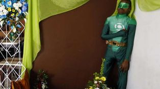 Un puertorriqueño fue velado de pie, embalsamado y disfrazado de Linterna Verde
