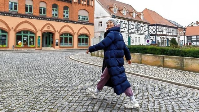 Cómo elegir una parka de mujer que realmente abrigue en invierno