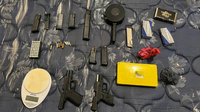 Los investigadores secuestraron armas y municiones en el procedimiento por las balaceras.