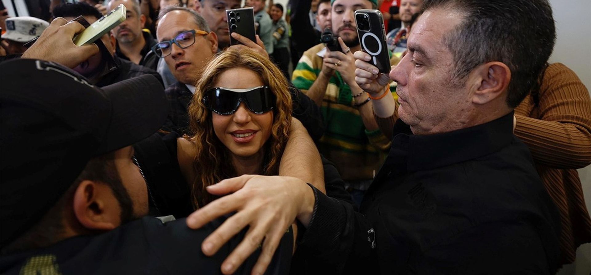 Shakira llegó a la Ciudad de México donde se espera que se mude temporalmente para preparar su gira 'Las Mujeres Ya No Lloran World Tour', que iniciará el próximo 11 de febrero en Brasil. Foto: EFE/ Sáshenka Shakira llegó a la Ciudad de México donde se espera que se mude temporalmente para preparar su gira 'Las Mujeres Ya No Lloran World Tour', que iniciará el próximo 11 de febrero en Brasil. Foto: EFE/ Sáshenka