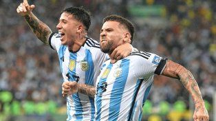 Nicolás Otamendi festeja con todo el gol de la Argentina.