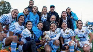Las jugadoras argentinas celebran la medalla de plata en Uruguay.