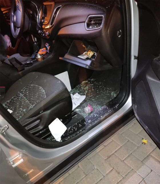 Los delincuentes rompieron los vidrios del Chevrolet propiedad del periodista Fernando Carrafiello y le robaron varios objetos.&nbsp;