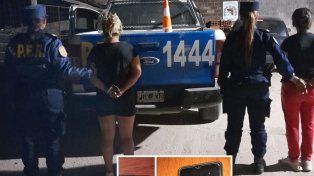 Dos mujeres quedaron detenidas por extorsionar a un policía.