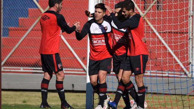 Scocco acaba de marcar su primer tanto y lo festeja junto a sus compañeros.
