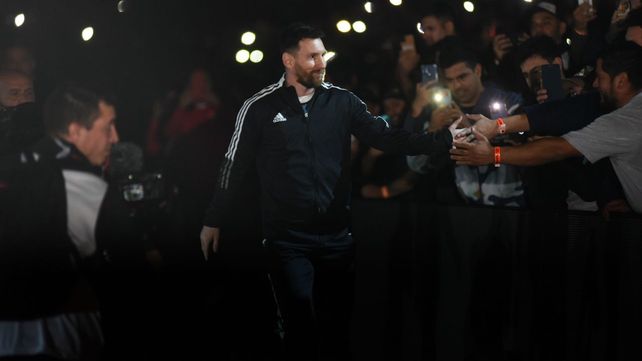 Lionel Messi ingresando al Coloso para disputar el partido despedida de Maximiliano Rodríguez.