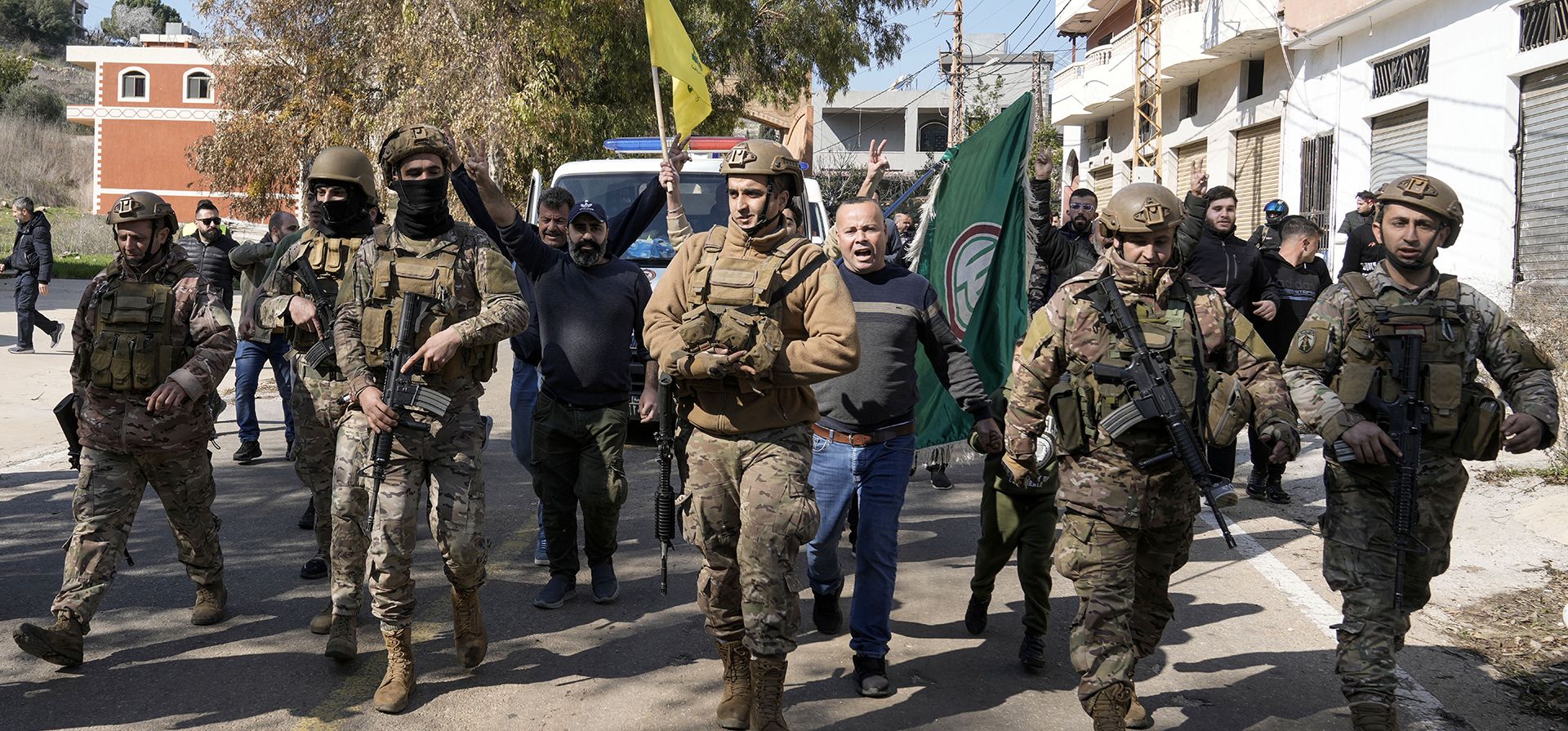 Ciudadanos libaneses gritan consignas contra Israel mientras intentan ingresar con soldados libaneses a un barrio de la aldea de Aitaroun, en el sur del Líbano, el lunes 27 de enero de 2025. (Foto AP/Bilal Hussein) Ciudadanos libaneses gritan consignas contra Israel mientras intentan ingresar con soldados libaneses a un barrio de la aldea de Aitaroun, en el sur del Líbano, el lunes 27 de enero de 2025. (Foto AP/Bilal Hussein)
