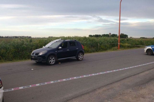 Ataque. El vehículo donde viajaban las nenas y donde asesinaron a un hombre e hirieron a otro. Gentileza: desarrollozonal.com