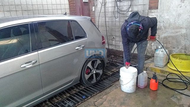 El lavado completo cuesta $1.100. Trabajador del rubro describió cómo es trabajar con tanto frío y habló de las cosas más extrañas encontradas en los autos