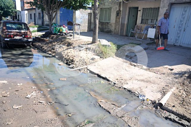 Los Hornos: calles intransitables por la extensión de la red cloacal
