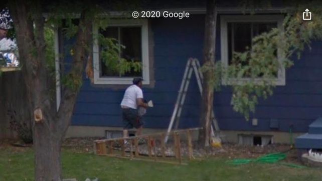 La foto que Google Maps muestra del hombre pintando su casa.
